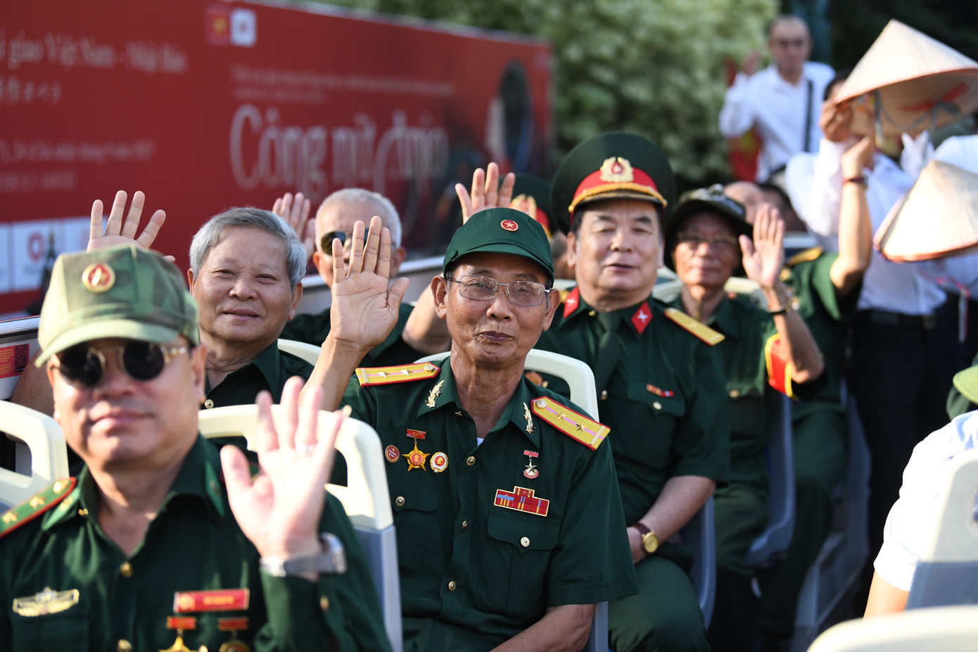 Cũng trong sáng nay, các thương bệnh binh, y bác sĩ, cán bộ nhân viên của 14 trung tâm nuôi dưỡng người có công cũng có dịp tham quan thành phố Hà Nội bằng xe buýt 2 tầng (chương trình City Tour) và một số hoạt động bên lề khác.