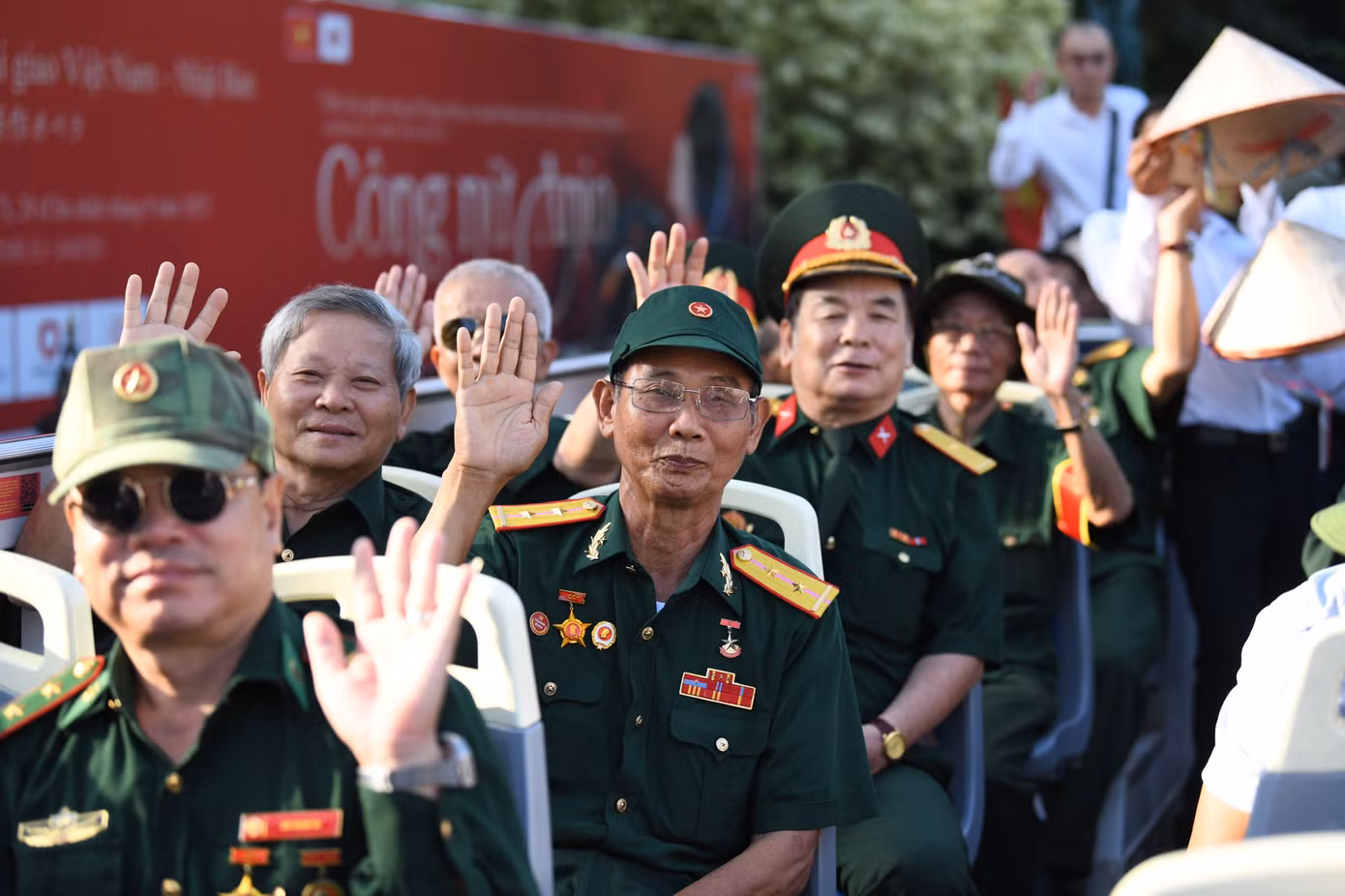 Cũng trong sáng nay, các thương bệnh binh, y bác sĩ, cán bộ nhân viên của 14 trung tâm nuôi dưỡng người có công cũng có dịp tham quan thành phố Hà Nội bằng xe buýt 2 tầng (chương trình City Tour) và một số hoạt động bên lề khác.