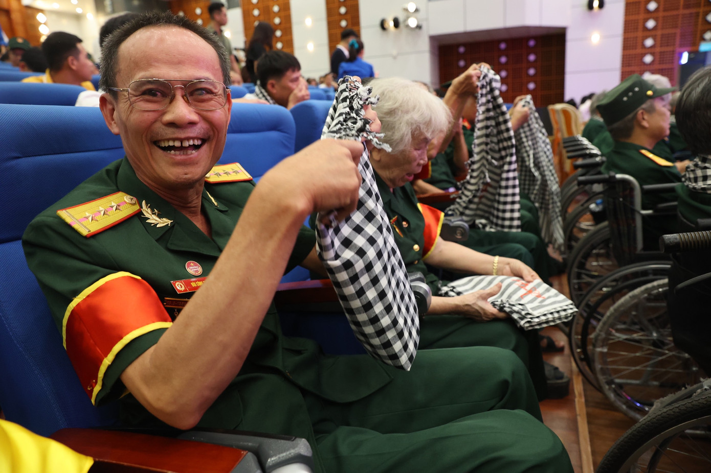 Khăn rằn đã kiên cường đồng hành cùng các chiến sĩ giải phóng quân trên khắp các nẻo đường hành quân diệt thù, bảo vệ Tổ quốc. Khăn che mưa, che nắng, thắm giọt mồ hôi, gói đựng ít đồ dùng cá nhân, băng bó vết thương, khăn như lời động viên tiếp thêm sức mạnh lập bao chiến công vang dội, khăn đầy gần gũi yêu thương luôn cùng các các má, các chị, các “o du kích”… mở đường, phá bom, từ căn cứ ra chiến trường, là món quà mẹ tặng tiễn chồng, con ra chiến khu, là kỷ vật thân thiết mà các đồng đội gửi tặng cho nhau bên chiến hào, là lời hẹn ước, kể cả để lau khô dòng nước mắt hay giấu đi một nụ cười.