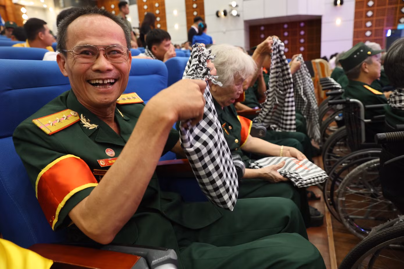 Khăn rằn đã kiên cường đồng hành cùng các chiến sĩ giải phóng quân trên khắp các nẻo đường hành quân diệt thù, bảo vệ Tổ quốc. Khăn che mưa, che nắng, thắm giọt mồ hôi, gói đựng ít đồ dùng cá nhân, băng bó vết thương, khăn như lời động viên tiếp thêm sức mạnh lập bao chiến công vang dội, khăn đầy gần gũi yêu thương luôn cùng các các má, các chị, các “o du kích”… mở đường, phá bom, từ căn cứ ra chiến trường, là món quà mẹ tặng tiễn chồng, con ra chiến khu, là kỷ vật thân thiết mà các đồng đội gửi tặng cho nhau bên chiến hào, là lời hẹn ước, kể cả để lau khô dòng nước mắt hay giấu đi một nụ cười.
