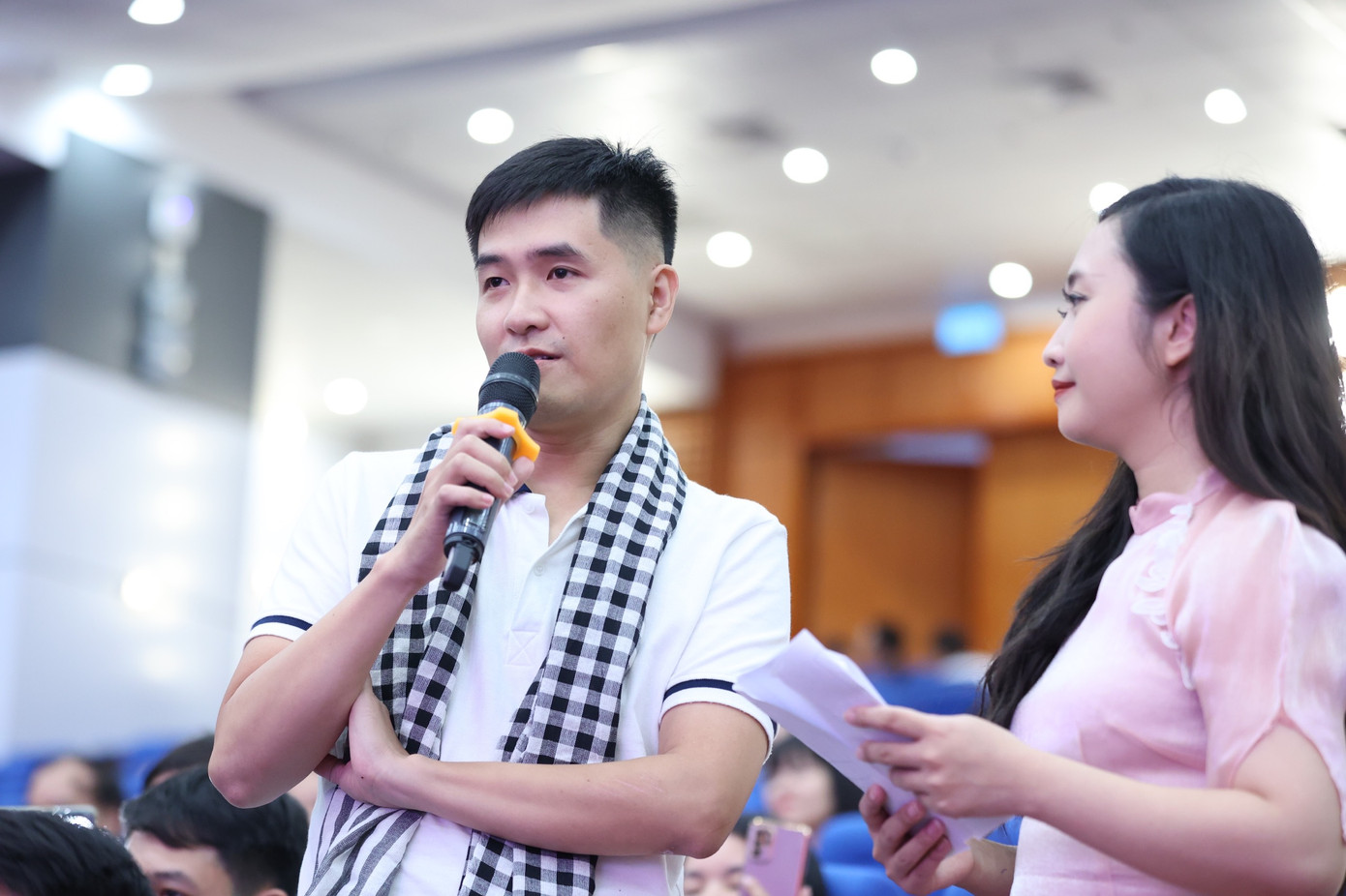 Lắng nghe những chia sẻ xúc động của bố mẹ là thương binh Phạm Hồng Tư và Nguyễn Thị Thanh Phương, anh Phạm Văn Toàn cảm thấy vinh dự và tự hào. Thông qua chương trình, anh Toàn gửi lời cảm ơn bố mẹ: “Con cảm ơn bố mẹ đã sinh ra con và dành hết phần sức lực còn lại để nuôi nấng, chăm sóc con trưởng thành”.