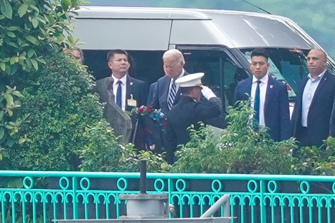 Tổng thống Mỹ Joe Biden đặt hoa tưởng niệm cố thượng nghị sĩ John McCain bên hồ Trúc Bạch, chiều 11/9. (Ảnh: Phạm Duy)
