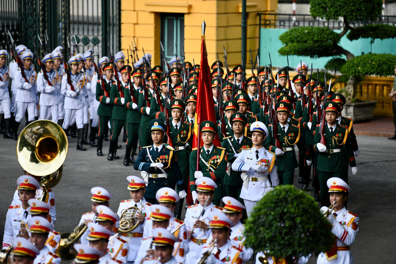 Đội Danh dự Quân đội Nhân dân Việt Nam tiến vào Phủ Chủ tịch, sẵn sàng lễ đón Tổng thống Mỹ Joe thăm cấp Nhà nước đến Việt Nam. Đội Danh dự Quân đội Nhân dân Việt Nam tiến vào Phủ Chủ tịch, sẵn sàng lễ đón Tổng thống Mỹ Joe thăm cấp Nhà nước đến Việt Nam.