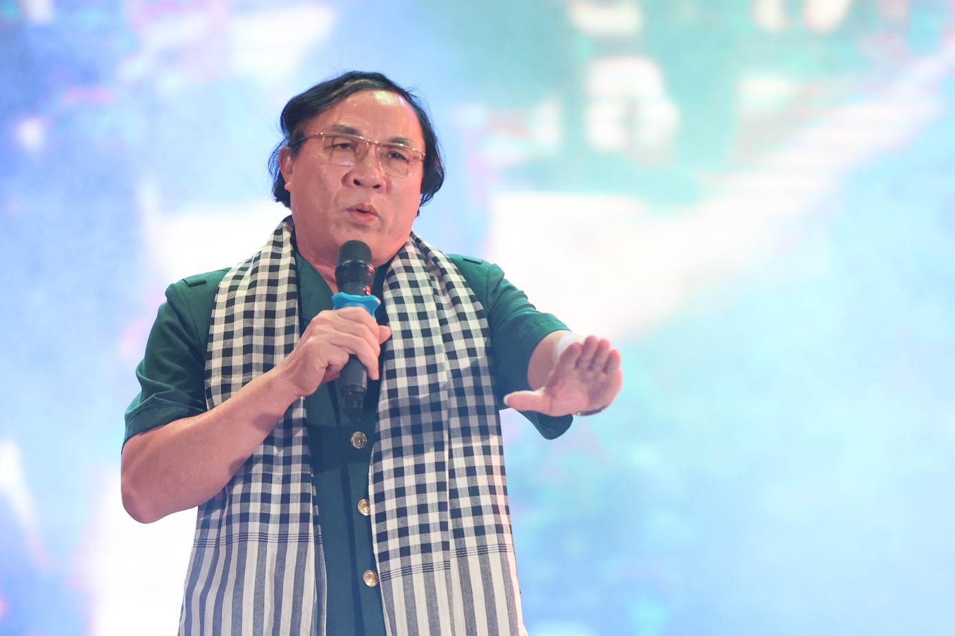 Tiếp nối chương trình, bác sĩ Phạm Thành Trụ - Giám đốc Trung tâm Điều dưỡng thương binh Nghệ An, trình bày bài hát “Người chiến sĩ ấy”.