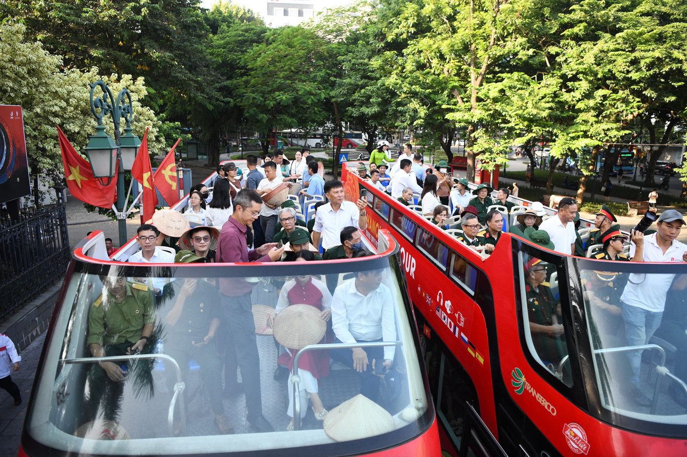 Cũng trong sáng nay, các thương bệnh binh, y bác sĩ, cán bộ nhân viên của 14 trung tâm nuôi dưỡng người có công cũng có dịp tham quan thành phố Hà Nội bằng xe buýt 2 tầng (chương trình City Tour) và một số hoạt động bên lề khác.