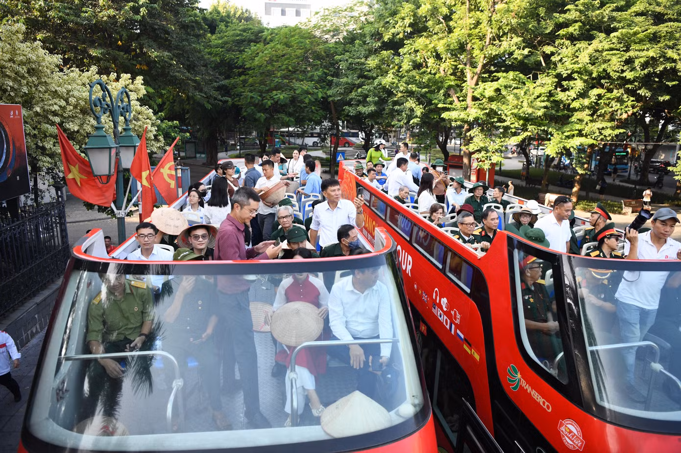 Cũng trong sáng nay, các thương bệnh binh, y bác sĩ, cán bộ nhân viên của 14 trung tâm nuôi dưỡng người có công cũng có dịp tham quan thành phố Hà Nội bằng xe buýt 2 tầng (chương trình City Tour) và một số hoạt động bên lề khác.