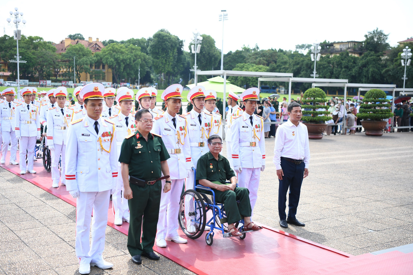 Nằm trong chuỗi các hoạt động của chương trình “Ánh lửa từ trái tim” lần thứ hai - năm 2023, sáng 23/9, hơn 150 thương bệnh binh, y bác sĩ, cán bộ nhân viên của 14 trung tâm nuôi dưỡng người có công đã vào Lăng viếng Chủ tịch Hồ Chí Minh.