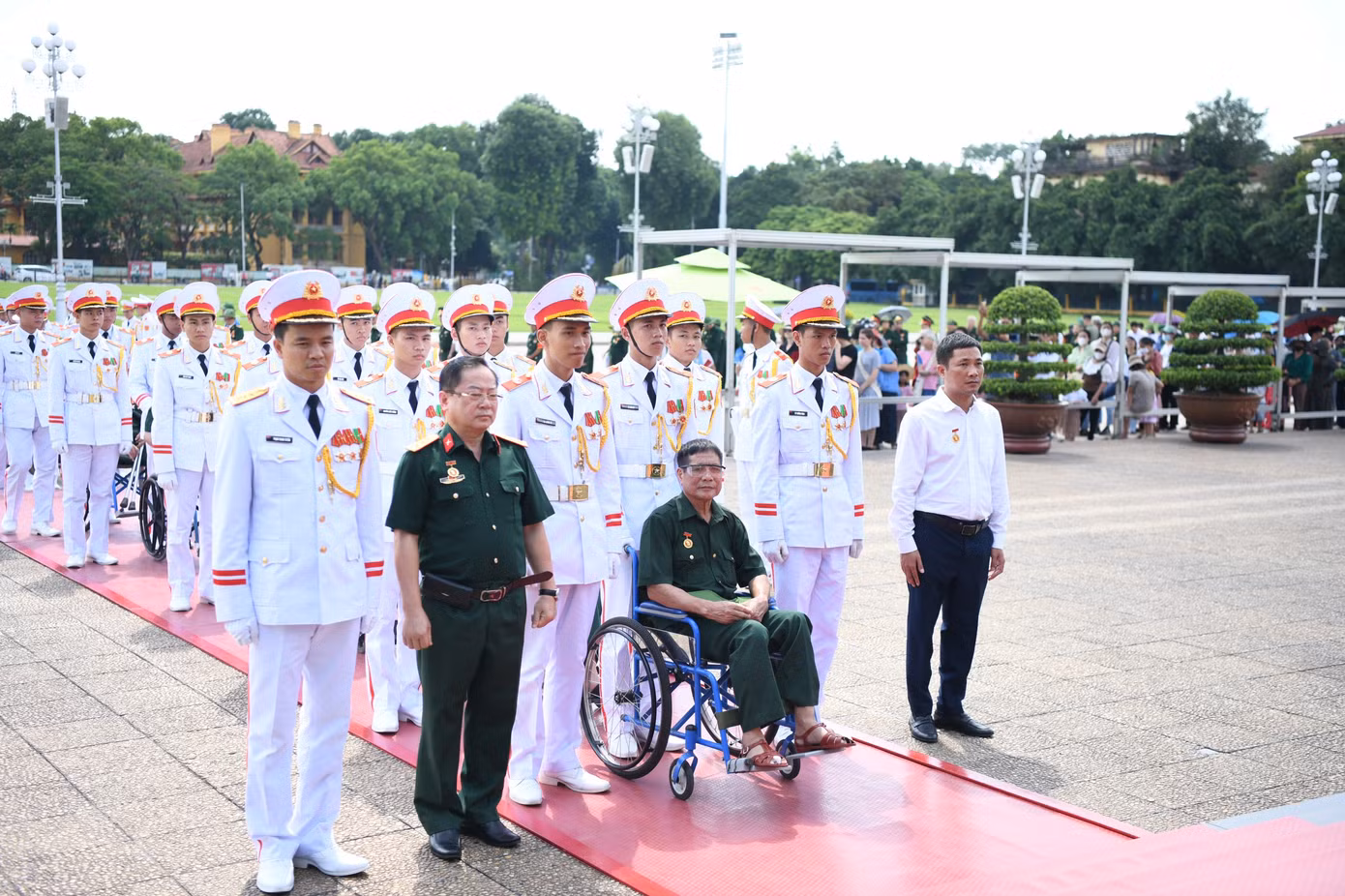 Nằm trong chuỗi các hoạt động của chương trình “Ánh lửa từ trái tim” lần thứ hai - năm 2023, sáng 23/9, hơn 150 thương bệnh binh, y bác sĩ, cán bộ nhân viên của 14 trung tâm nuôi dưỡng người có công đã vào Lăng viếng Chủ tịch Hồ Chí Minh.