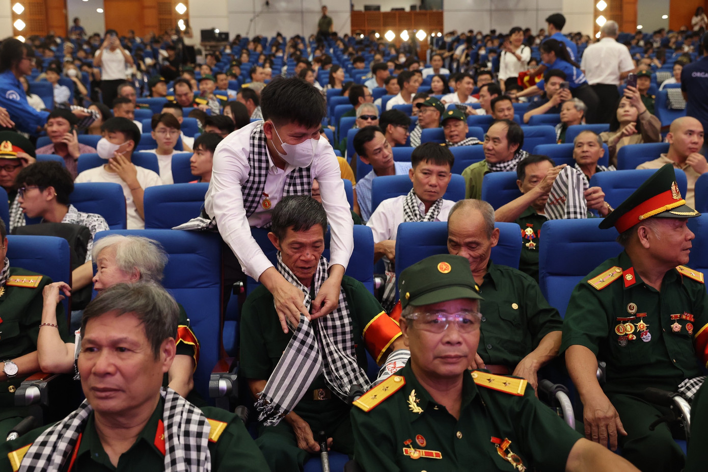 Các cô chú thương binh tham dự chương trình giao lưu nghệ thuật mang tên “Ánh lửa từ trái tim” lần thứ hai - năm 2023.