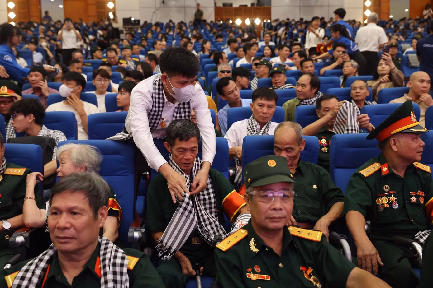 Các cô chú thương binh tham dự chương trình giao lưu nghệ thuật mang tên “Ánh lửa từ trái tim” lần thứ hai - năm 2023.