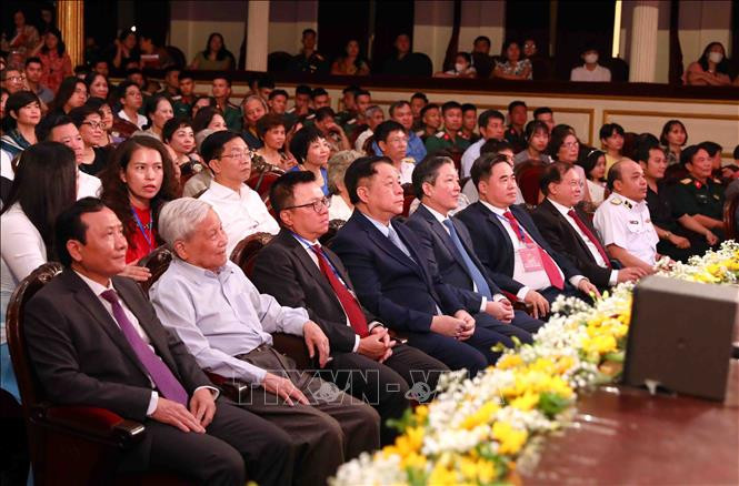 Trưởng ban Tuyên giáo Trung ương Nguyễn Trọng Nghĩa và các đại biểu tham dự chương trình. (Ảnh: Phạm Kiên/TTXVN)