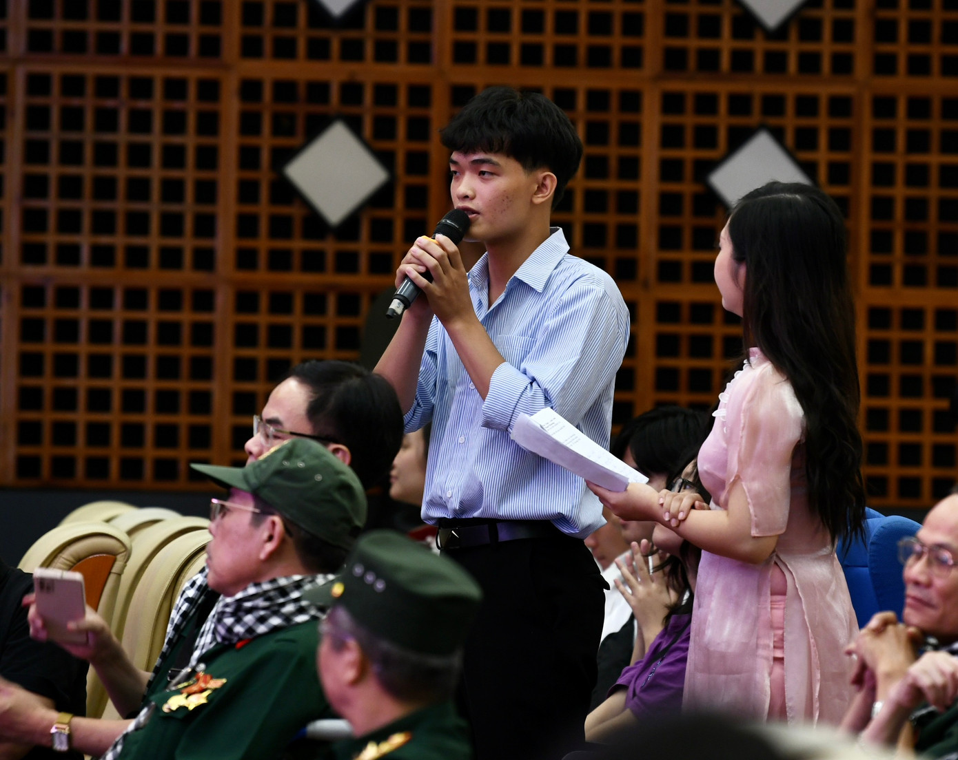 Bạn Hoàng Anh – Sinh viên khoa Marketing, Trường Đại học Kinh tế Quốc dân, bày tỏ lòng biết ơn những công lao to lớn của các cựu chiến binh đã xả thân vì nền độc lập, hòa bình của nước nhà. “Chiến tranh đã qua đi nhưng vẫn để lại tổn thương và nỗi đau về mặt tinh thần và thể xác cho các cựu chiến binh. Chúng cháu luôn biết ơn, nhớ tới chiến công của các bác cựu chiến binh, những chiếc sĩ đã hy sinh. Chúng cháu xin hứa sẽ luôn luôn cố gắng gìn giữ và phát triển đất nước Việt Nam tươi đẹp”, Hoàng Anh nói.