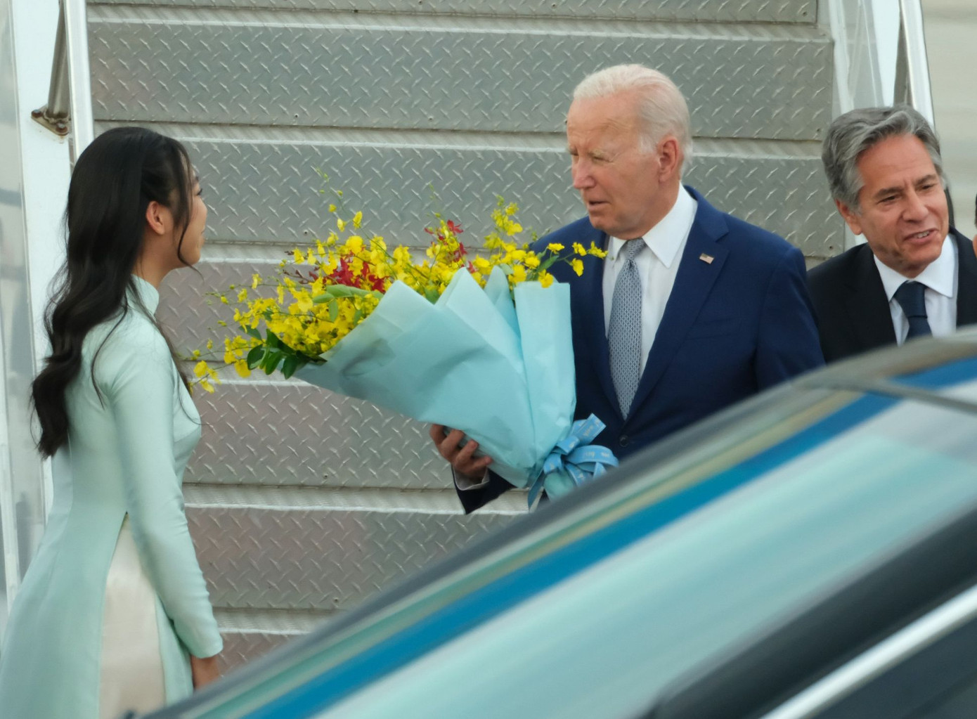 Thiếu nữ Thủ đô tặng hoa, chào mừng Tổng thống Mỹ Joe Biden tới Hà Nội, bắt đầu chuyến thăm cấp Nhà nước tới Việt Nam. Thiếu nữ Thủ đô tặng hoa, chào mừng Tổng thống Mỹ Joe Biden tới Hà Nội, bắt đầu chuyến thăm cấp Nhà nước tới Việt Nam.
