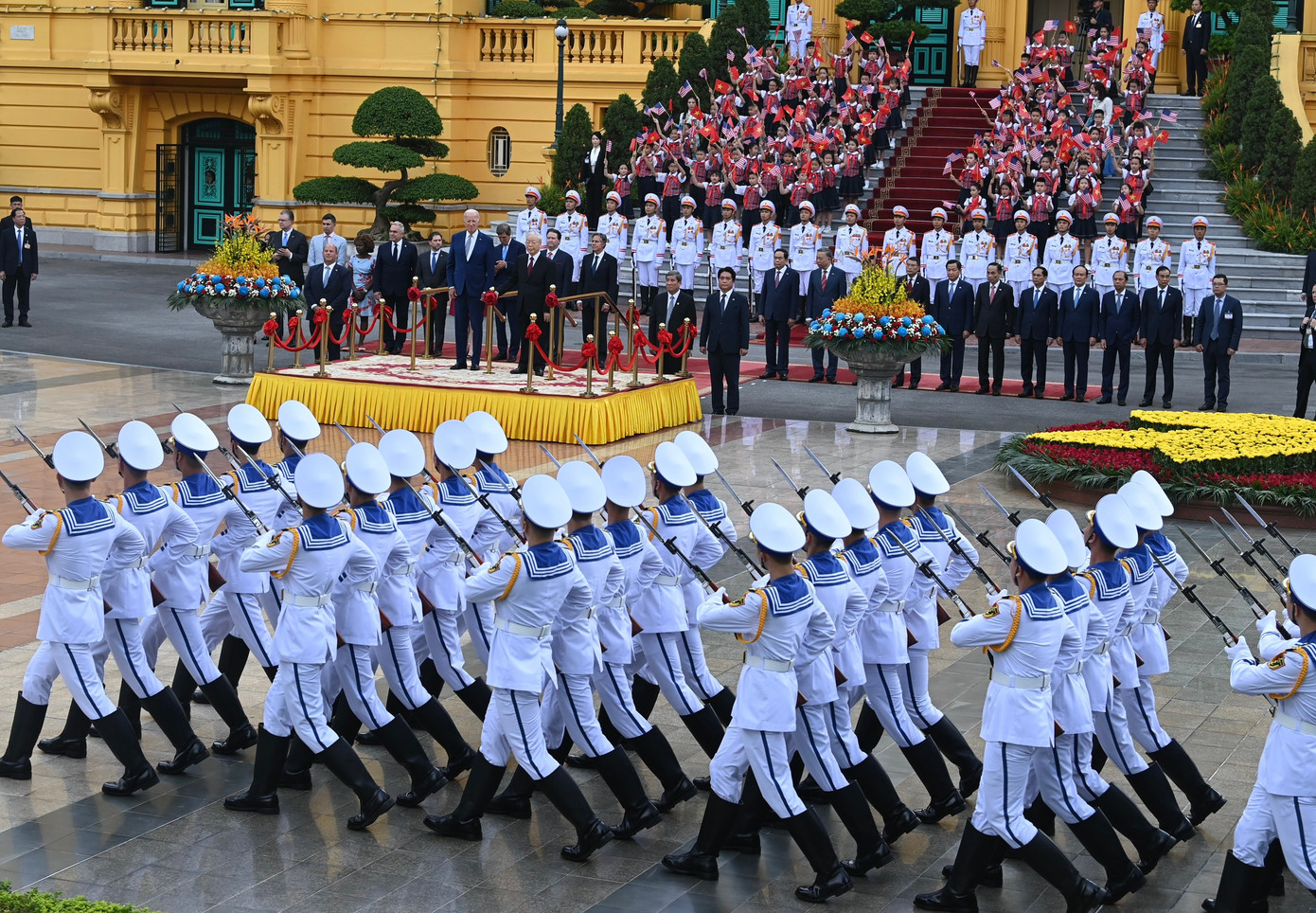 Tổng Bí thư Nguyễn Phú Trọng và Tổng thống Mỹ Joe Biden duyệt đội danh dự tại Phủ Chủ tịch. Tổng Bí thư Nguyễn Phú Trọng và Tổng thống Mỹ Joe Biden duyệt đội danh dự tại Phủ Chủ tịch.