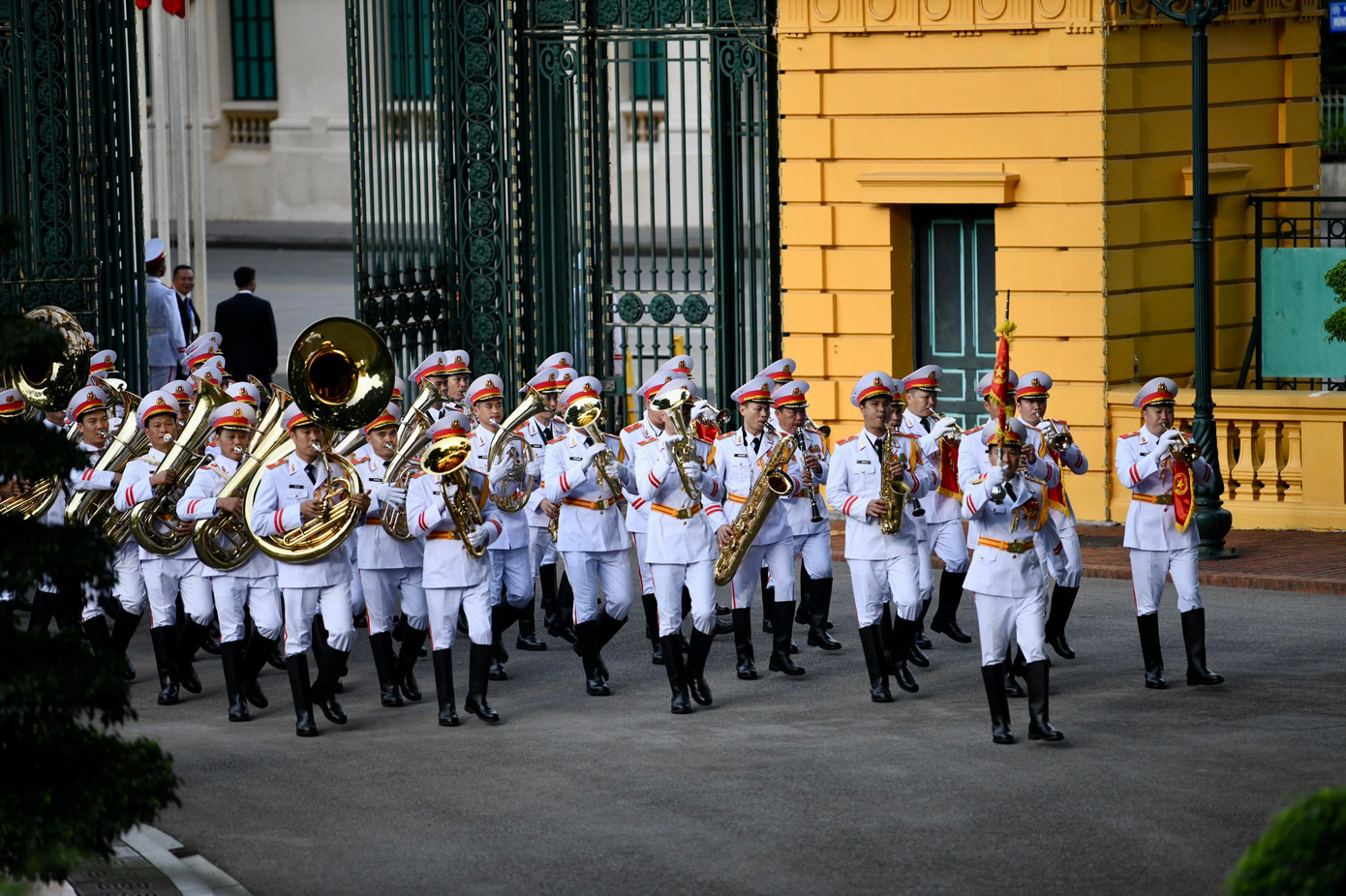 Đoàn Quân nhạc tiến vào Phủ Chủ tịch, sẵn sàng lễ đón Tổng thống Mỹ Joe thăm cấp Nhà nước đến Việt Nam. Đoàn Quân nhạc tiến vào Phủ Chủ tịch, sẵn sàng lễ đón Tổng thống Mỹ Joe thăm cấp Nhà nước đến Việt Nam.