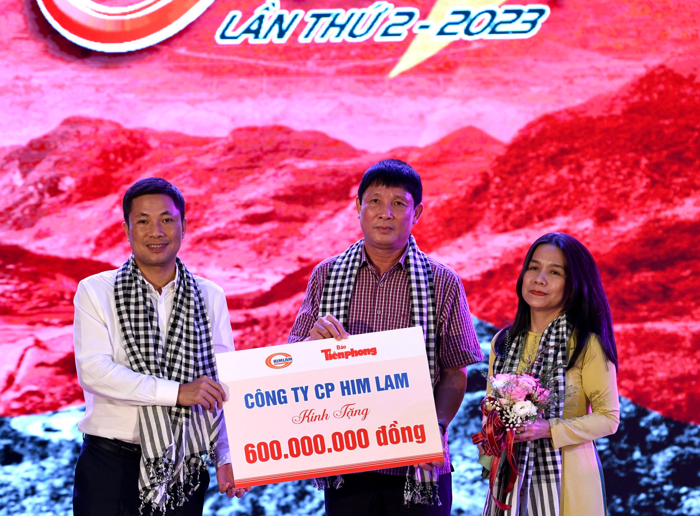 Tại buổi giao lưu, đại diện hai trung tâm (một trung tâm ở phía Bắc, một trung tâm ở phía Nam) là ông Nguyễn Văn Thư – Giám đốc Trung tâm chăm sóc, nuôi dưỡng người có công Thanh Hoá và bà Phạm Thị Oanh – Giám đốc Trung tâm thương binh Đà Nẵng tiếp nhận biển tượng trưng quà do Tập đoàn Him Lam dành tặng các thương binh của 14 trung tâm.