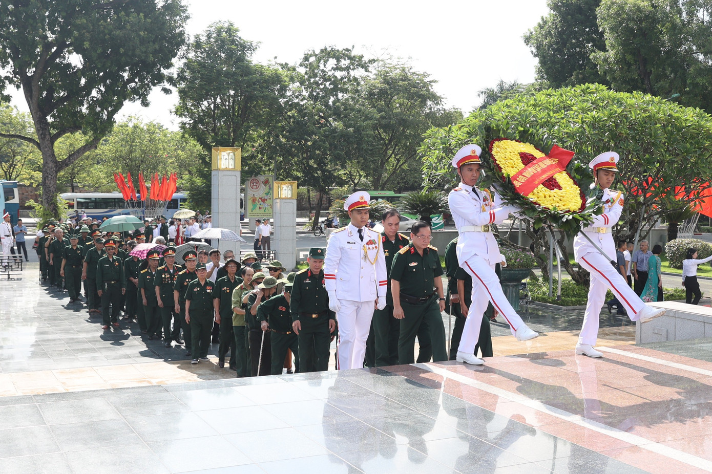 Sáng cùng ngày, hơn 150 thương bệnh binh, y bác sĩ, cán bộ nhân viên của 14 trung tâm nuôi dưỡng người có công đã dâng hương tại Đài Tưởng niệm các Anh hùng, liệt sỹ (đường Bắc Sơn, quận Ba Đình, thành phố Hà Nội)