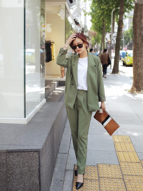 Xanh rêu - Trắng: Xu hướng kết hợp mới cho nàng công sở ảnh 16
