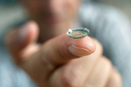 Tác hại nguy hiểm của việc đeo kính áp tròng ảnh 1