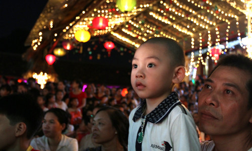 Chăm chú theo dõi