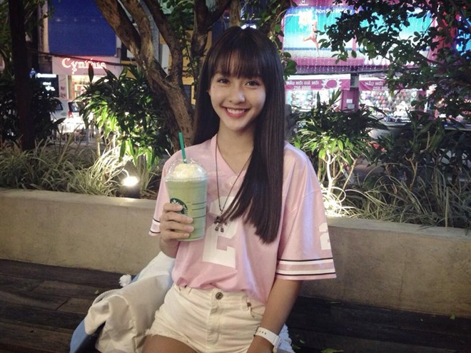 Hot girl Khả Ngân trong hình ảnh vui tươi chào năm 2014. Bài viết: http://news.zing.vn/Cac-hot-girl-khoe-anh-xitin-don-nam-moi-post381891.html#category_featured.noibat Nguồn Zing News 