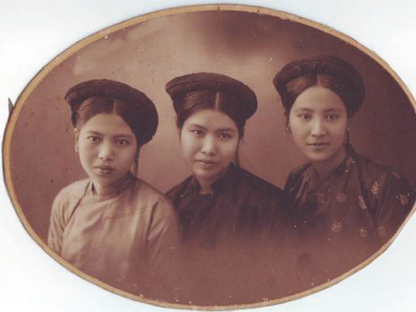 Ba trong bốn tố nữ của bà Vĩnh