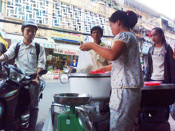  Phần lớn khách mua cơm trắng là người nghèo. Ảnh: T.N.A .