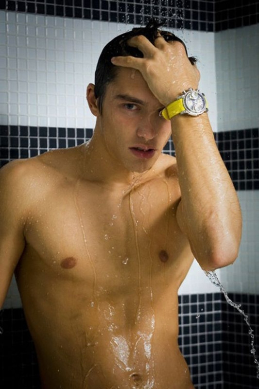 Lucas Garcez sở hữu nét đẹp nam tính,lạnh lùng