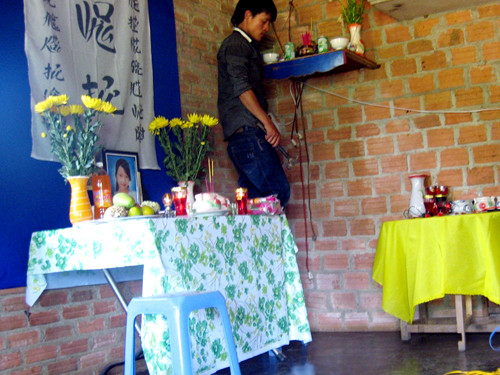 Hàng xóm sắp xếp bài vị cho cháu Phụng