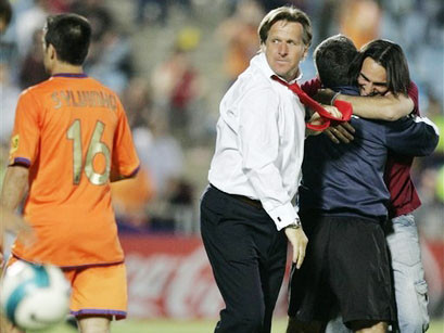 HLV Schuster cùng học trò sau trận thắng đậm trước đội bóng cũ của ông