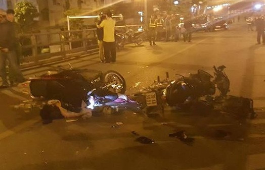 Xe máy đâm nhau kinh hoàng trên cầu vượt, 3 người thương vong ảnh 1