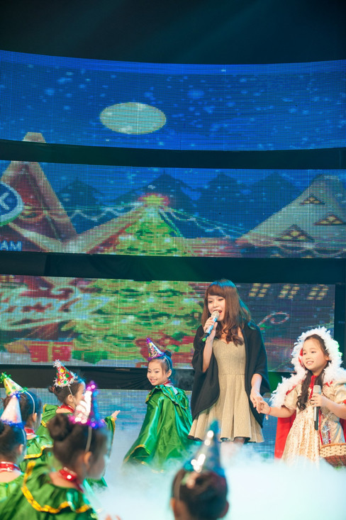 Trinh nhận thấy các bé rất dạn dĩ trên sân khấu không thua kém gì các anh chị ca sĩ chuyên nghiệp