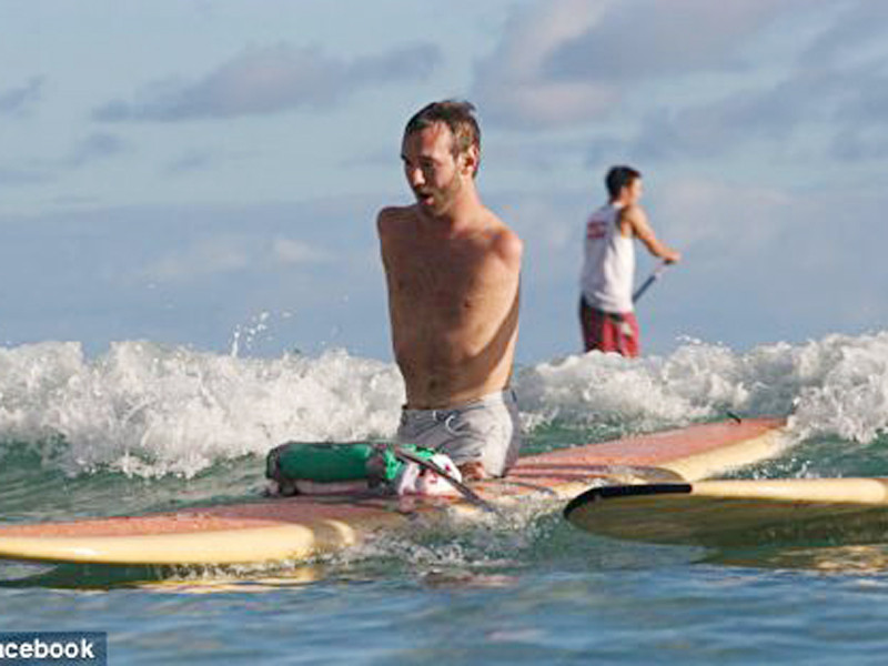 Nick vẫn lướt ván dù không có chân tay