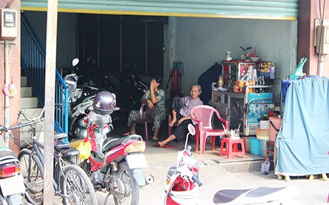 Bên trái nhà sách, bên phải quán cà phê án ngữ ngay cổng ra vào, mỗi ngày đến trường HS phải đi lên cầu thang vừa tối vừa hẹp nằm khuất sâu hơn nữa lớp học không có ánh sáng mặt trời do bờ tường được xây kín mít