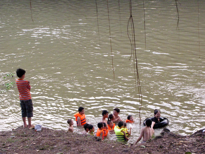 Những gia đình có điều kiện thì đầu tư áo phao bảo hộ cho con