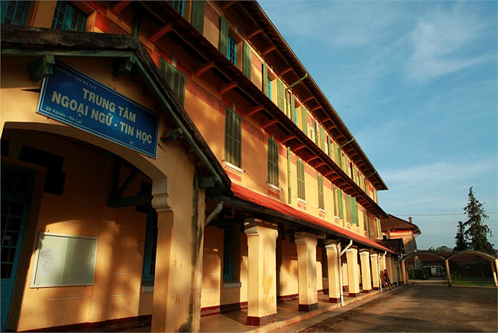 Với dãy lớp học được xây hình vòng cung, gạch xây trường là gạch trần đỏ được chở từ châu Âu sang