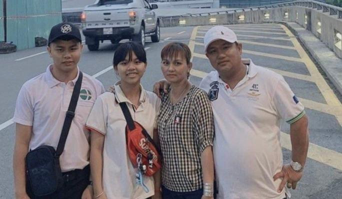 Ông Phúc (bìa phải) cùng gia đình