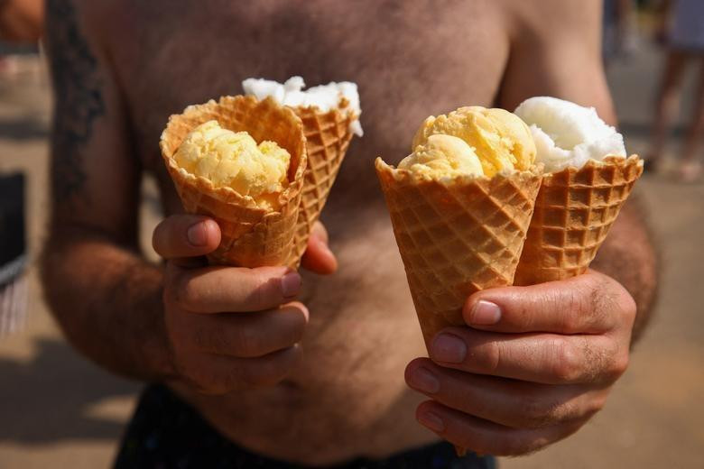 Đi tắm biển, ăn kem ở Broadstairs (Anh). Ảnh: Reuters Đi tắm biển, ăn kem ở Broadstairs (Anh). Ảnh: Reuters