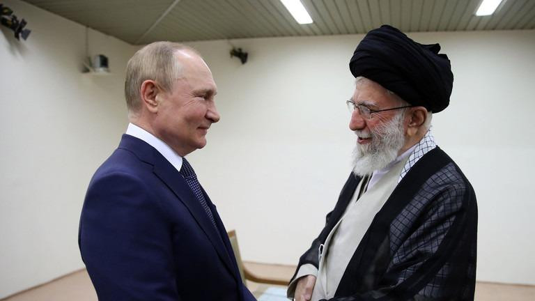 Tổng thống Nga Vladimir Putin gặp Lãnh tụ tối cao của Iran - Ayatollah Ali Khamenei tại Tehran hôm 19/7. Ảnh: AP
