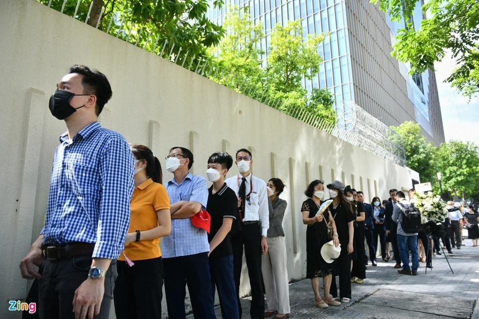 11h, hàng dài người dân vẫn xếp hàng dưới trời nắng nóng để được vào ghi sổ đưa tiễn cựu Thủ tướng Nhật Bản Abe.