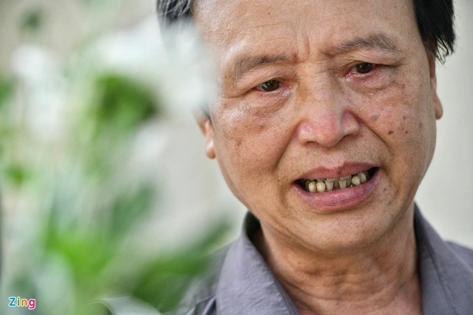 Một trong những người tới sớm nhất là ông Mây, 63 tuổi, trú tại Bắc Ninh. Từ 4h, ông Mây đã lên đường, bắt hai chuyến xe buýt tới Hà Nội. “Tôi khóc hết nước mắt khi nghe tin ông Abe bị ám sát”, ông Mây nghẹn ngào, mắt rưng rưng. Dù không có kỷ niệm cá nhân với ông Abe, ông Mây nói vẫn tiếc thương cho vị cựu thủ tướng tài giỏi.