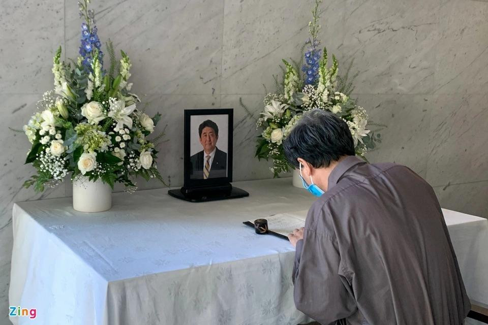 Bên trong khu vực ghi sổ tang được Đại sứ quán Nhật Bản bày trí giản dị. Người tới thăm viếng xếp hàng lần lượt trong không khí trang trọng.