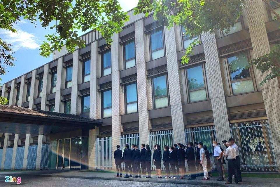 Từ 8h sáng 11/7, người dân đã xếp hàng bên ngoài Đại sứ quán Nhật Bản tại Hà Nội để bày tỏ lòng tiếc thương với ông Shinzo Abe.