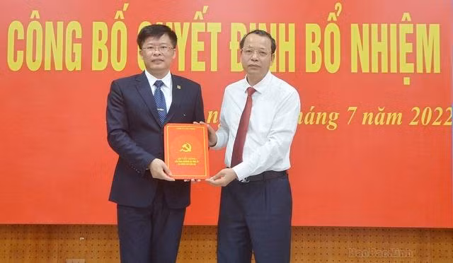 Phó Bí thư Thường trực Tỉnh ủy, Chủ tịch HĐND tỉnh Bắc Ninh Nguyễn Quốc Chung trao Quyết định cho tân Phó Trưởng Ban Tuyên giáo Tỉnh ủy Nguyễn Trung Hiền. Phó Bí thư Thường trực Tỉnh ủy, Chủ tịch HĐND tỉnh Bắc Ninh Nguyễn Quốc Chung trao Quyết định cho tân Phó Trưởng Ban Tuyên giáo Tỉnh ủy Nguyễn Trung Hiền.