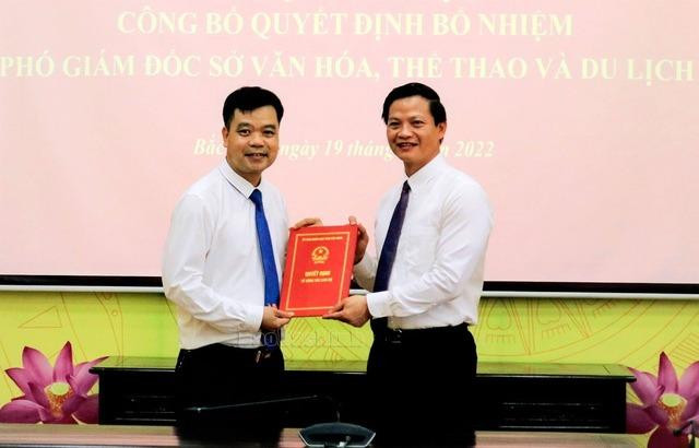 Phó Chủ tịch Thường trực UBND tỉnh Bắc Ninh Vương Quốc Tuấn trao quyết định bổ nhiệm Phó Giám đốc Sở Văn hóa, Thể thao và Du lịch cho đồng chí Nguyễn Văn Đáp.