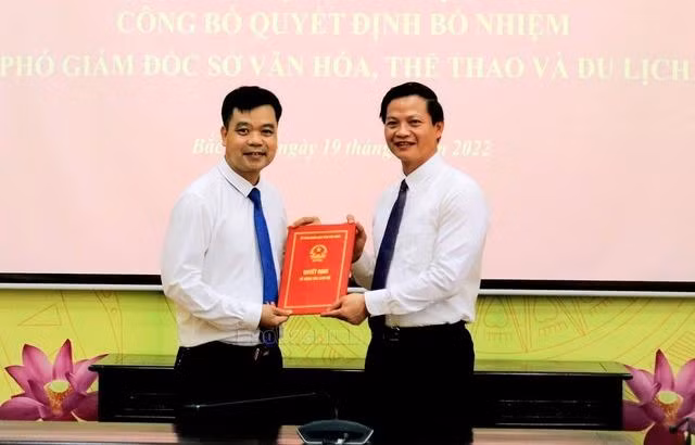 Phó Chủ tịch Thường trực UBND tỉnh Bắc Ninh Vương Quốc Tuấn trao quyết định bổ nhiệm Phó Giám đốc Sở Văn hóa, Thể thao và Du lịch cho đồng chí Nguyễn Văn Đáp. Phó Chủ tịch Thường trực UBND tỉnh Bắc Ninh Vương Quốc Tuấn trao quyết định bổ nhiệm Phó Giám đốc Sở Văn hóa, Thể thao và Du lịch cho đồng chí Nguyễn Văn Đáp.