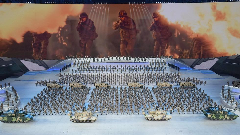 Quân nhân Trung Quốc biểu diễn trước thềm lễ kỷ niệm 100 năm ngày thành lập Đảng Cộng sản Trung Quốc ở Bắc Kinh, ngày 28/6/2021. Ảnh: AP