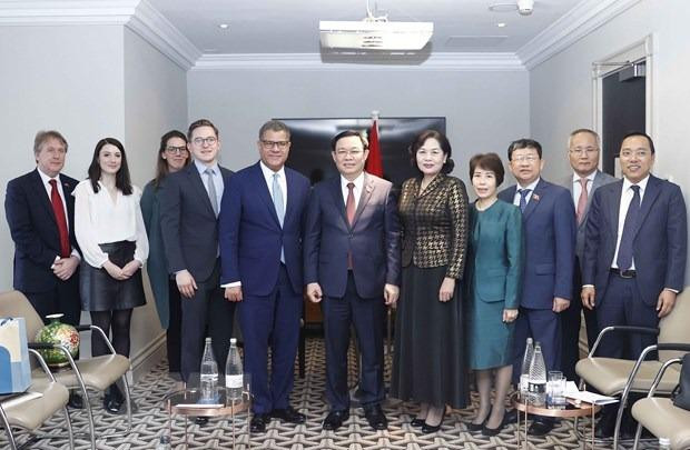 Chủ tịch Quốc hội Vương Đình Huệ chụp ảnh chung Chủ tịch Hội nghị Liên hợp quốc về Biến đổi khí hậu lần thứ 26 Alok Sharma, Alok Sharma và các đại biểu. (Ảnh: Doãn Tấn/TTXVN)