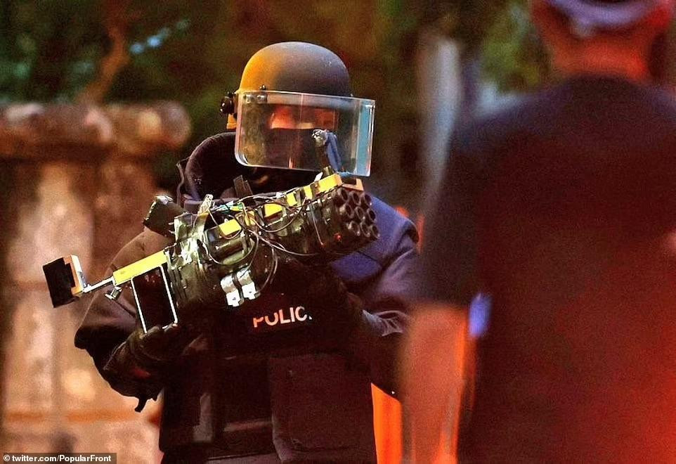 Một số vũ khí tự chế được tìm thấy tại nhà nghi phạm. Ảnh: Daily Mail Một số vũ khí tự chế được tìm thấy tại nhà nghi phạm. Ảnh: Daily Mail