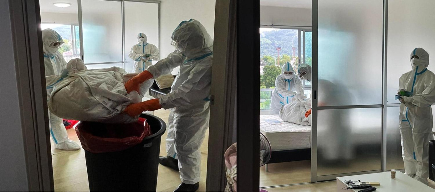 Nhân viên y tế dọn dẹp phòng trọ của Nzerem. Ảnh: Bangkok Post